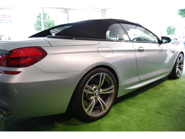 Ｍ６ カブリオレ　４．４　カーボンインテリアトリム／ヘッドアップディスプレイ／フルレザー／バックカメラ／２０インチＭツインスポーク／ドラレコ／ＥＴＣ（24枚目）