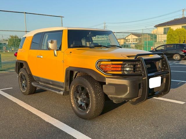ＦＪクルーザー ベースグレード　４ＷＤ　ＥＴＣ　バックカメラ　ナビ　社外フロントグリルガード　キーレス　背面タイヤ　アルミホイール（2枚目）