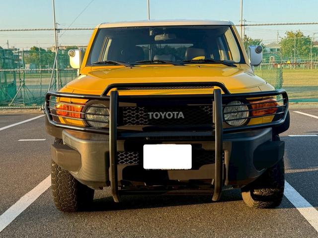 ＦＪクルーザー ベースグレード　４ＷＤ　ＥＴＣ　バックカメラ　ナビ　社外フロントグリルガード　キーレス　背面タイヤ　アルミホイール（3枚目）