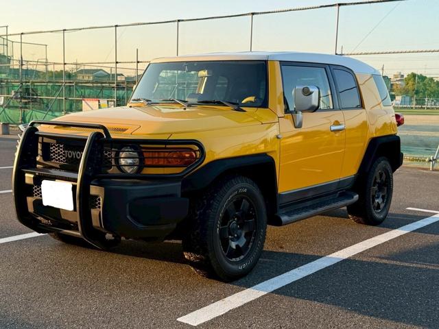 ＦＪクルーザー ベースグレード　４ＷＤ　ＥＴＣ　バックカメラ　ナビ　社外フロントグリルガード　キーレス　背面タイヤ　アルミホイール（4枚目）