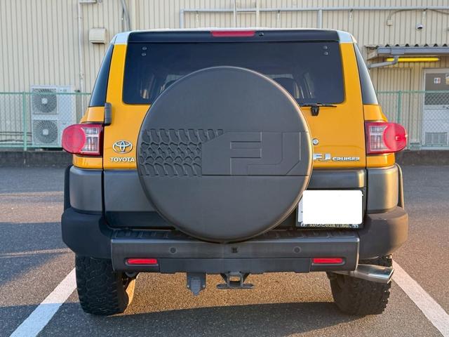 ＦＪクルーザー ベースグレード　４ＷＤ　ＥＴＣ　バックカメラ　ナビ　社外フロントグリルガード　キーレス　背面タイヤ　アルミホイール（5枚目）