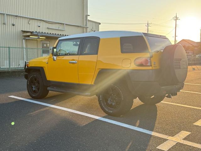 ＦＪクルーザー ベースグレード　４ＷＤ　ＥＴＣ　バックカメラ　ナビ　社外フロントグリルガード　キーレス　背面タイヤ　アルミホイール（6枚目）