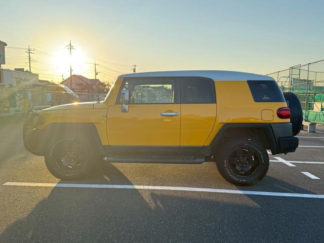 ＦＪクルーザー ベースグレード　４ＷＤ　ＥＴＣ　バックカメラ　ナビ　社外フロントグリルガード　キーレス　背面タイヤ　アルミホイール（7枚目）