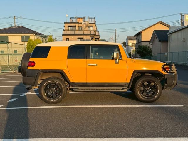 ＦＪクルーザー ベースグレード　４ＷＤ　ＥＴＣ　バックカメラ　ナビ　社外フロントグリルガード　キーレス　背面タイヤ　アルミホイール（8枚目）