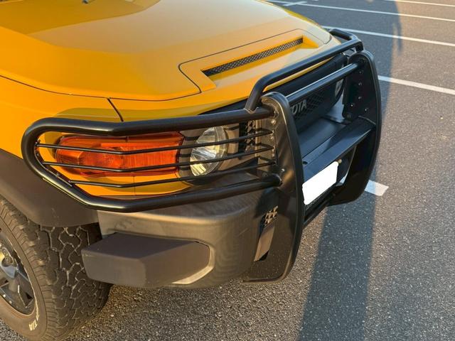 ＦＪクルーザー ベースグレード　４ＷＤ　ＥＴＣ　バックカメラ　ナビ　社外フロントグリルガード　キーレス　背面タイヤ　アルミホイール（9枚目）