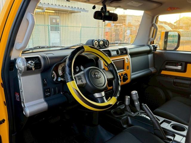 ＦＪクルーザー ベースグレード　４ＷＤ　ＥＴＣ　バックカメラ　ナビ　社外フロントグリルガード　キーレス　背面タイヤ　アルミホイール（12枚目）