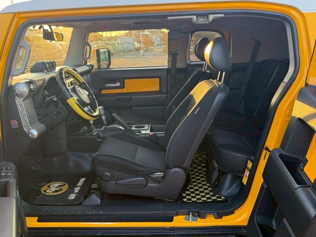 ＦＪクルーザー ベースグレード　４ＷＤ　ＥＴＣ　バックカメラ　ナビ　社外フロントグリルガード　キーレス　背面タイヤ　アルミホイール（13枚目）