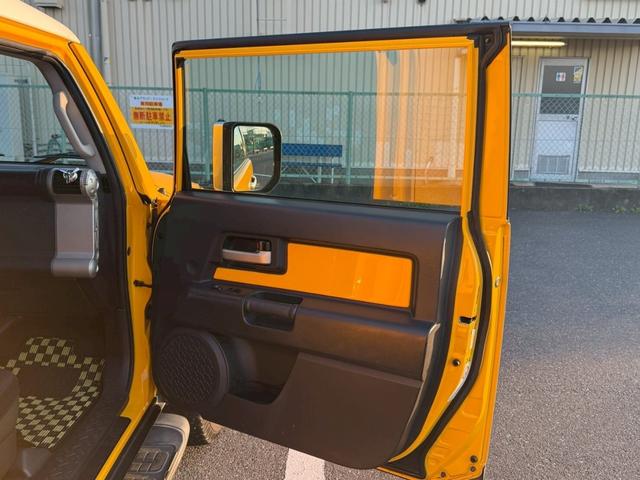 ＦＪクルーザー ベースグレード　４ＷＤ　ＥＴＣ　バックカメラ　ナビ　社外フロントグリルガード　キーレス　背面タイヤ　アルミホイール（14枚目）