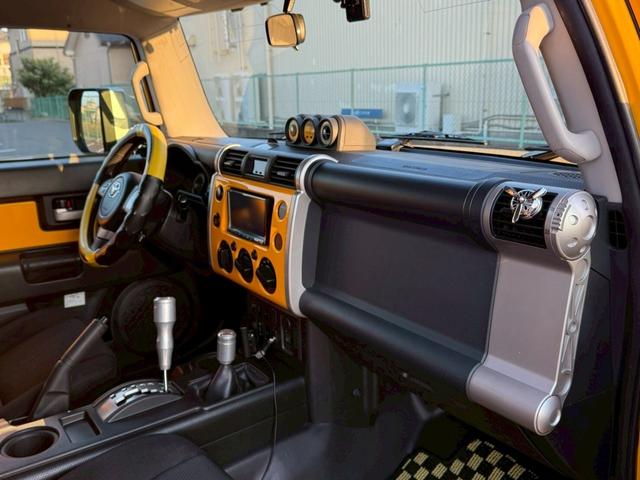 ＦＪクルーザー ベースグレード　４ＷＤ　ＥＴＣ　バックカメラ　ナビ　社外フロントグリルガード　キーレス　背面タイヤ　アルミホイール（15枚目）