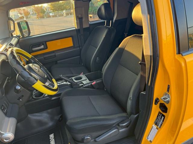 ＦＪクルーザー ベースグレード　４ＷＤ　ＥＴＣ　バックカメラ　ナビ　社外フロントグリルガード　キーレス　背面タイヤ　アルミホイール（18枚目）