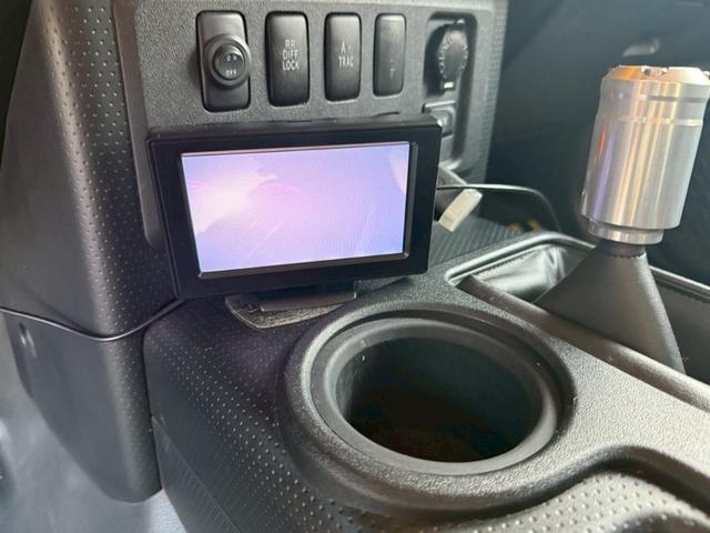 ＦＪクルーザー ベースグレード　４ＷＤ　ＥＴＣ　バックカメラ　ナビ　社外フロントグリルガード　キーレス　背面タイヤ　アルミホイール（19枚目）