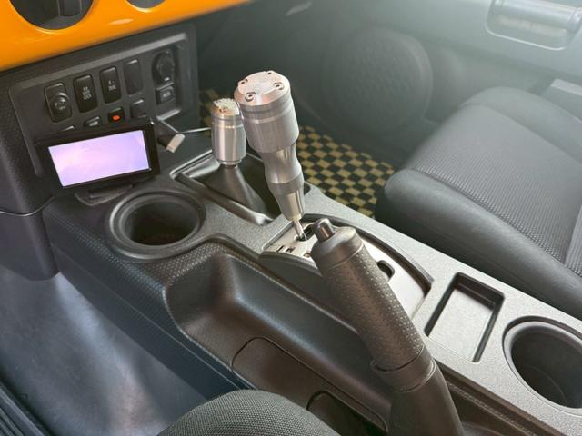 ＦＪクルーザー ベースグレード　４ＷＤ　ＥＴＣ　バックカメラ　ナビ　社外フロントグリルガード　キーレス　背面タイヤ　アルミホイール（20枚目）