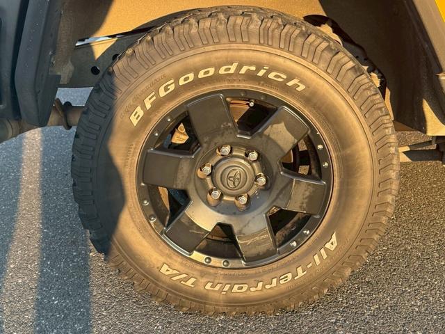 ＦＪクルーザー ベースグレード　４ＷＤ　ＥＴＣ　バックカメラ　ナビ　社外フロントグリルガード　キーレス　背面タイヤ　アルミホイール（25枚目）