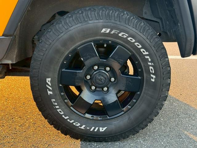 ＦＪクルーザー ベースグレード　４ＷＤ　ＥＴＣ　バックカメラ　ナビ　社外フロントグリルガード　キーレス　背面タイヤ　アルミホイール（26枚目）