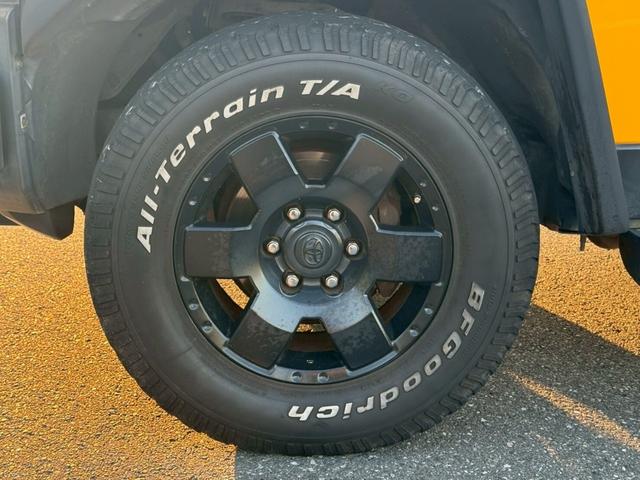 ＦＪクルーザー ベースグレード　４ＷＤ　ＥＴＣ　バックカメラ　ナビ　社外フロントグリルガード　キーレス　背面タイヤ　アルミホイール（27枚目）