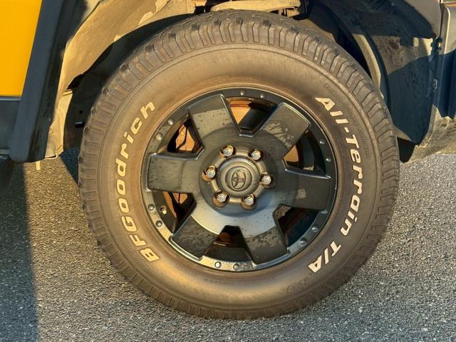 ＦＪクルーザー ベースグレード　４ＷＤ　ＥＴＣ　バックカメラ　ナビ　社外フロントグリルガード　キーレス　背面タイヤ　アルミホイール（28枚目）
