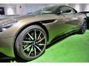 ＤＢ１１ 　ＤＢ１１ロゴ型押しヘッドレストディテール、アデングリーンカラー、ヒーテッド＆ベンチシートレッドキャリパー、１０スポークグロスブラックＤＴホイール、アイボリー＆アイスモカレザー、タッチパッドコントロール（5枚目）
