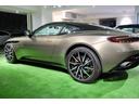 ＤＢ１１ 　ＤＢ１１ロゴ型押しヘッドレストディテール、アデングリーンカラー、ヒーテッド＆ベンチシートレッドキャリパー、１０スポークグロスブラックＤＴホイール、アイボリー＆アイスモカレザー、タッチパッドコントロール（6枚目）