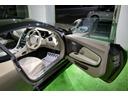 　ＤＢ１１ロゴ型押しヘッドレストディテール、アデングリーンカラー、ヒーテッド＆ベンチシートレッドキャリパー、１０スポークグロスブラックＤＴホイール、アイボリー＆アイスモカレザー、タッチパッドコントロール（9枚目）