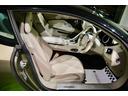 　ＤＢ１１ロゴ型押しヘッドレストディテール、アデングリーンカラー、ヒーテッド＆ベンチシートレッドキャリパー、１０スポークグロスブラックＤＴホイール、アイボリー＆アイスモカレザー、タッチパッドコントロール（11枚目）