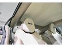 　ＤＢ１１ロゴ型押しヘッドレストディテール、アデングリーンカラー、ヒーテッド＆ベンチシートレッドキャリパー、１０スポークグロスブラックＤＴホイール、アイボリー＆アイスモカレザー、タッチパッドコントロール（12枚目）