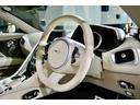 　ＤＢ１１ロゴ型押しヘッドレストディテール、アデングリーンカラー、ヒーテッド＆ベンチシートレッドキャリパー、１０スポークグロスブラックＤＴホイール、アイボリー＆アイスモカレザー、タッチパッドコントロール（13枚目）