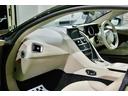 　ＤＢ１１ロゴ型押しヘッドレストディテール、アデングリーンカラー、ヒーテッド＆ベンチシートレッドキャリパー、１０スポークグロスブラックＤＴホイール、アイボリー＆アイスモカレザー、タッチパッドコントロール（17枚目）