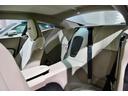 　ＤＢ１１ロゴ型押しヘッドレストディテール、アデングリーンカラー、ヒーテッド＆ベンチシートレッドキャリパー、１０スポークグロスブラックＤＴホイール、アイボリー＆アイスモカレザー、タッチパッドコントロール（19枚目）