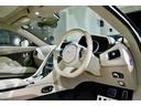 　ＤＢ１１ロゴ型押しヘッドレストディテール、アデングリーンカラー、ヒーテッド＆ベンチシートレッドキャリパー、１０スポークグロスブラックＤＴホイール、アイボリー＆アイスモカレザー、タッチパッドコントロール（21枚目）