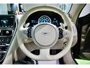 　ＤＢ１１ロゴ型押しヘッドレストディテール、アデングリーンカラー、ヒーテッド＆ベンチシートレッドキャリパー、１０スポークグロスブラックＤＴホイール、アイボリー＆アイスモカレザー、タッチパッドコントロール（22枚目）