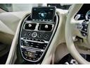 　ＤＢ１１ロゴ型押しヘッドレストディテール、アデングリーンカラー、ヒーテッド＆ベンチシートレッドキャリパー、１０スポークグロスブラックＤＴホイール、アイボリー＆アイスモカレザー、タッチパッドコントロール（23枚目）