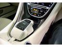 　ＤＢ１１ロゴ型押しヘッドレストディテール、アデングリーンカラー、ヒーテッド＆ベンチシートレッドキャリパー、１０スポークグロスブラックＤＴホイール、アイボリー＆アイスモカレザー、タッチパッドコントロール（24枚目）