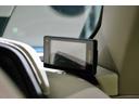 　ＤＢ１１ロゴ型押しヘッドレストディテール、アデングリーンカラー、ヒーテッド＆ベンチシートレッドキャリパー、１０スポークグロスブラックＤＴホイール、アイボリー＆アイスモカレザー、タッチパッドコントロール（25枚目）