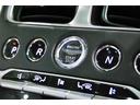 　ＤＢ１１ロゴ型押しヘッドレストディテール、アデングリーンカラー、ヒーテッド＆ベンチシートレッドキャリパー、１０スポークグロスブラックＤＴホイール、アイボリー＆アイスモカレザー、タッチパッドコントロール（26枚目）