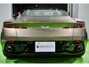 　ＤＢ１１ロゴ型押しヘッドレストディテール、アデングリーンカラー、ヒーテッド＆ベンチシートレッドキャリパー、１０スポークグロスブラックＤＴホイール、アイボリー＆アイスモカレザー、タッチパッドコントロール（31枚目）
