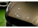 　ＤＢ１１ロゴ型押しヘッドレストディテール、アデングリーンカラー、ヒーテッド＆ベンチシートレッドキャリパー、１０スポークグロスブラックＤＴホイール、アイボリー＆アイスモカレザー、タッチパッドコントロール（34枚目）