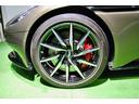 　ＤＢ１１ロゴ型押しヘッドレストディテール、アデングリーンカラー、ヒーテッド＆ベンチシートレッドキャリパー、１０スポークグロスブラックＤＴホイール、アイボリー＆アイスモカレザー、タッチパッドコントロール（43枚目）