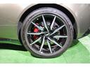 　ＤＢ１１ロゴ型押しヘッドレストディテール、アデングリーンカラー、ヒーテッド＆ベンチシートレッドキャリパー、１０スポークグロスブラックＤＴホイール、アイボリー＆アイスモカレザー、タッチパッドコントロール（44枚目）