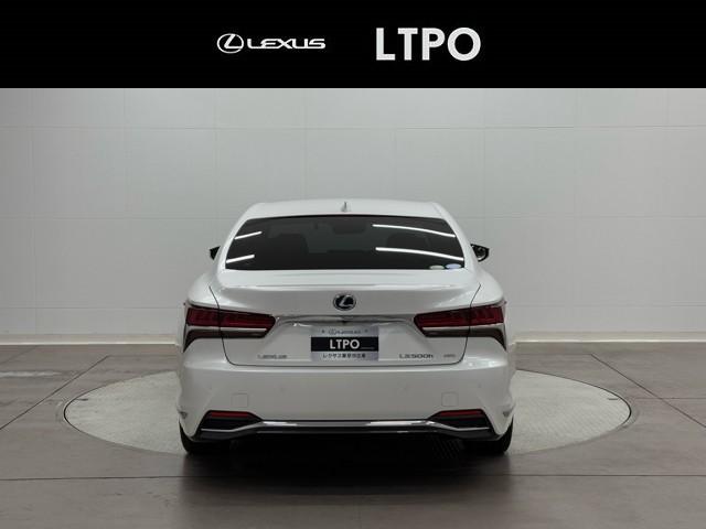 ＬＳ ＬＳ５００ｈ　Ｉパッケージ　４ＷＤ車　エアコン　横滑り防止装置　Ｂカメラ　ワンオーナー　電動シート　ミュージックプレイヤー接続可　スマートキー　メモリーナビ　ＥＴＣ　地デジ　レーダークルーズコントロール　記録簿　寒冷地　キーレス（4枚目）