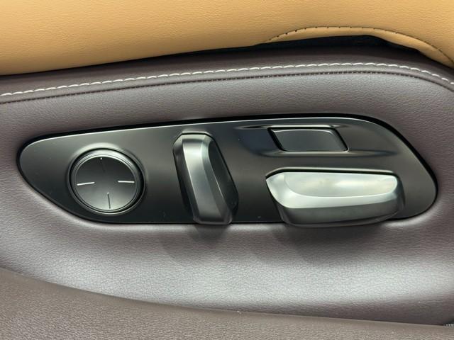 ＬＳ ＬＳ５００ｈ　Ｉパッケージ　４ＷＤ車　エアコン　横滑り防止装置　Ｂカメラ　ワンオーナー　電動シート　ミュージックプレイヤー接続可　スマートキー　メモリーナビ　ＥＴＣ　地デジ　レーダークルーズコントロール　記録簿　寒冷地　キーレス（16枚目）