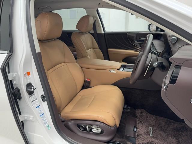 ＬＳ ＬＳ５００ｈ　Ｉパッケージ　４ＷＤ車　エアコン　横滑り防止装置　Ｂカメラ　ワンオーナー　電動シート　ミュージックプレイヤー接続可　スマートキー　メモリーナビ　ＥＴＣ　地デジ　レーダークルーズコントロール　記録簿　寒冷地　キーレス（17枚目）