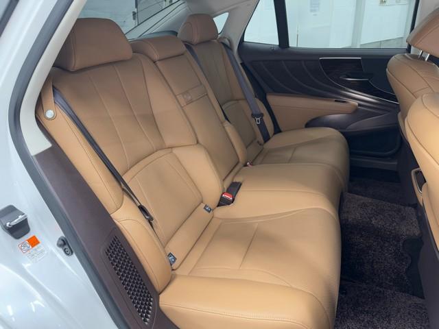 ＬＳ ＬＳ５００ｈ　Ｉパッケージ　４ＷＤ車　エアコン　横滑り防止装置　Ｂカメラ　ワンオーナー　電動シート　ミュージックプレイヤー接続可　スマートキー　メモリーナビ　ＥＴＣ　地デジ　レーダークルーズコントロール　記録簿　寒冷地　キーレス（18枚目）