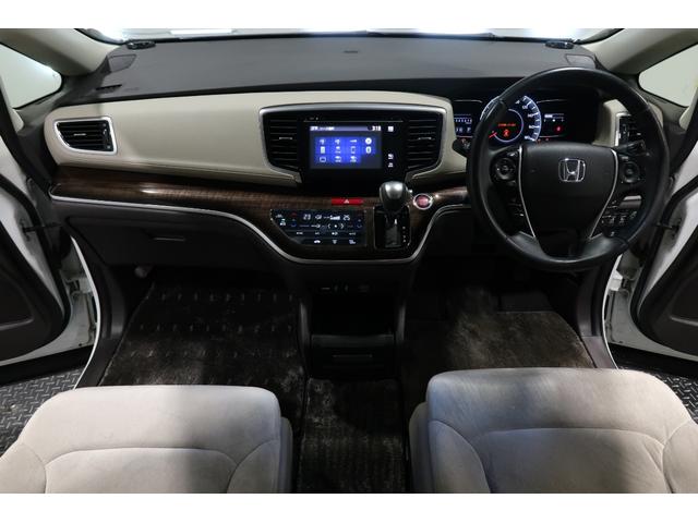 ドライバーを包み込むように、ディスプレーやスイッチ、コンソールを配置。座った瞬間から運転への期待が！空間そのものの心地よさにこだわっています。