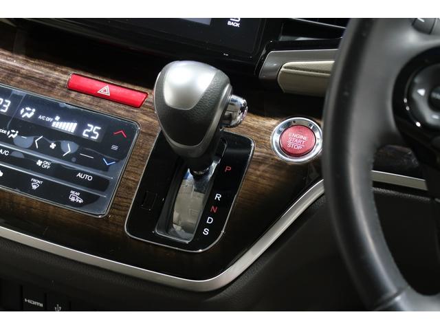 インパネシフトだから視線の移動も少なく足元もスッキリ♪運転席もゆったりしているのでゆとりを持ってドライブできますね！