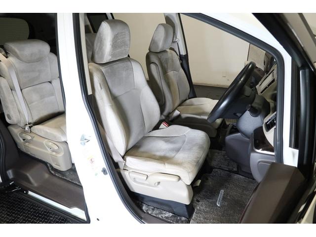 すわり心地の良い運転席・助手席です。長時間のドライブの疲れ軽減に貢献します。どうぞ快適なドライブを♪