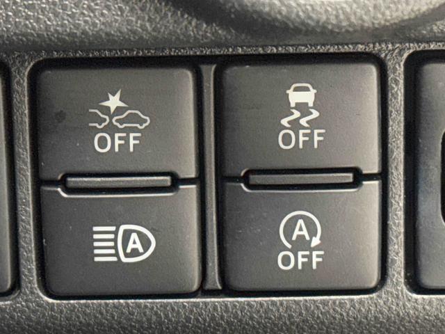 運転席横にあるスイッチです。スマートアシストやアイドリングストップ、横滑り防止機能をＯＦＦにするもの、オートハイビーム機能をＯＮにするものです。