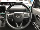 運転席ドアのウインドウ操作スイッチです。すべてのウインドウの開閉操作が可能です。また、ドアミラーはオート開閉なので、ドアロックで自動で閉じ、エンジンスタートで自動で開きます。