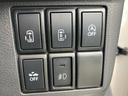 キーフリーシステムなので、エンジンスタートはブレーキペダルを踏みながらボタンを押します。鍵が運転席周りにあることが条件で、鍵をさしたり抜いたりする必要がありません。 9