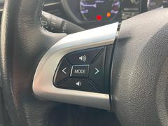 ステアリングホイール左側のスイッチが操作ができます。オーディオの操作、切替が可能になり、運転しながらでも扱えるので、とても便利です♪ 7