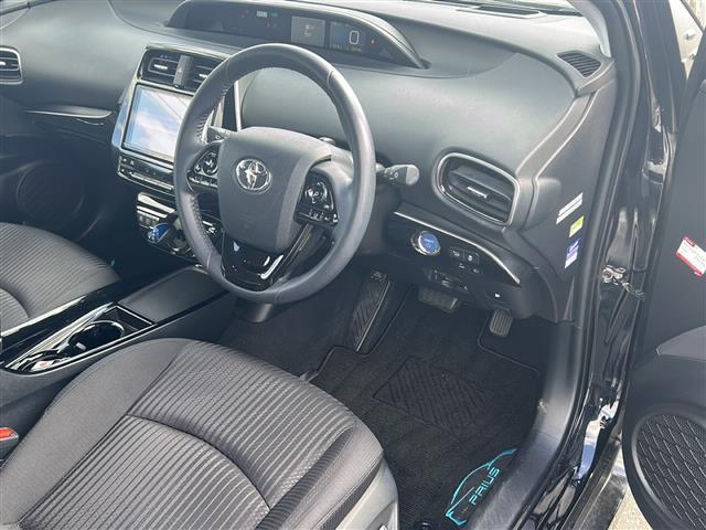 プリウス A ◇純正9インチSDナビゲーション・フルセグTV/CD/DVD/SD/USB/Bluetooth◇バックカメラ◇前方ドライブレコーダー◇ビルトインETC◇ヘッドアップディスプレイ(2枚目)